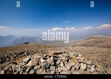 Scafell Pike 977mtr sulla cima del monte le viste spettacolari su grande timpano e Eskdale Lake District Cumbria Inghilterra England Regno Unito Foto Stock