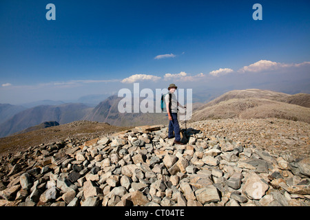 Scafell Pike 977mtr sulla cima del monte le viste spettacolari su grande timpano e Eskdale Lake District Cumbria Inghilterra England Regno Unito Foto Stock