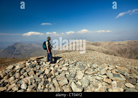 Scafell Pike 977mtr sulla cima del monte le viste spettacolari su grande timpano e Eskdale Lake District Cumbria Inghilterra England Regno Unito Foto Stock