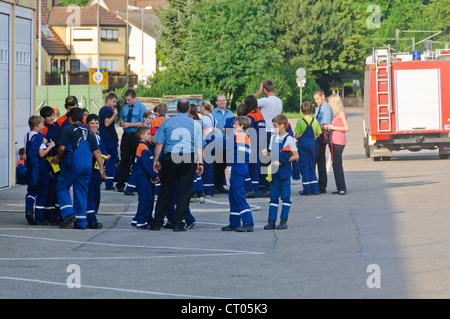 Ausiliari volontari Fire Fighter Training giovanile Schwaigern - Germania Foto Stock