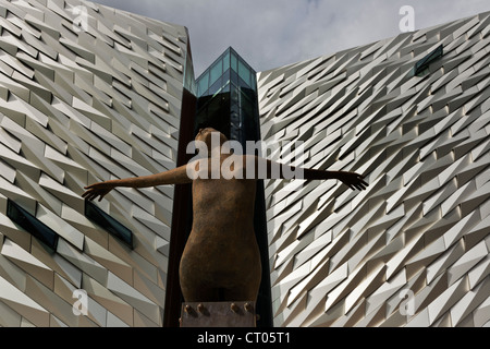 Rowan Gillespie la scultura titanica. Museo di Titanic. Belfast. L'Irlanda del Nord. Regno Unito. Europa Foto Stock