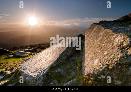 Incisione di lastre di granito a Buckland Beacon, Parco Nazionale di Dartmoor. Foto Stock