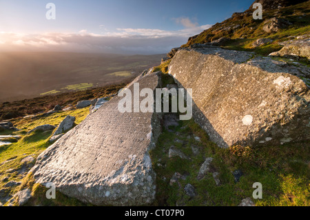 Incisione di lastre di granito a Buckland Beacon, Parco Nazionale di Dartmoor. Foto Stock