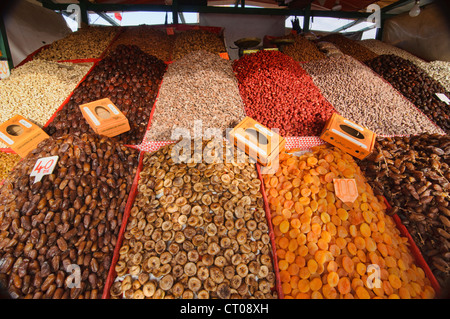 I dadi e la frutta secca in vendita presso la piazza Djemma El Fna a Marrakech, Marocco Foto Stock