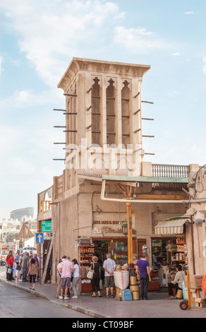 Tradizionale torre eolica vicino al Dubai Creek, Dubai, UAE locali e negozi Foto Stock