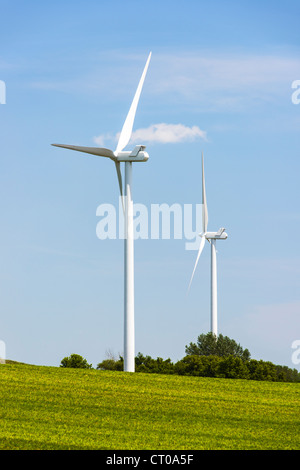 Turbina eolica in un midwestern Stati Uniti azienda agricola campo. Foto Stock