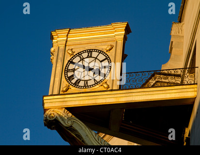 L placcata oro orologio sulla parte esterna del Leeds sala civica, Millennium Square, Leeds Foto Stock