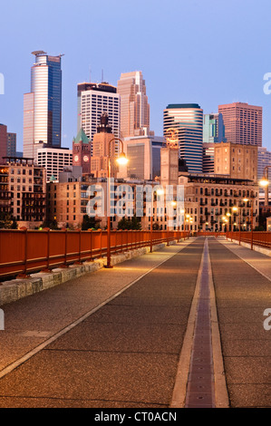 Minneapolis, Minnesota skyline all'alba come si vede dalla pietra il ponte di Arco. Foto Stock