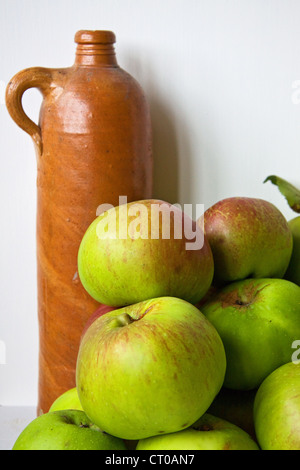 Xix secolo porcellanato bottiglia, realizzato da Selter in Nassau Germania, e Bramley mele (Malus domestica Bramley's Seedling) Foto Stock