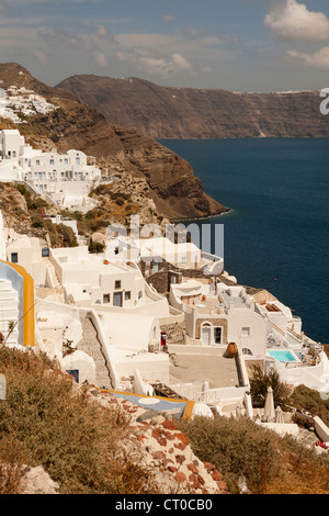 Affacciato su una scogliera cittadina di Oia, sull'isola greca di Santorini, Grecia Foto Stock