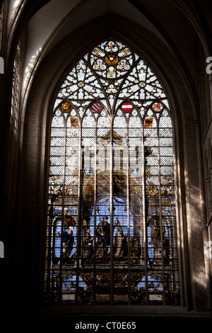 Vetrata nel San Michele e Gudula Cathedral Cathédrale Saint Michel Sint Michiels Kathedraal Bruxelles Belgio Foto Stock