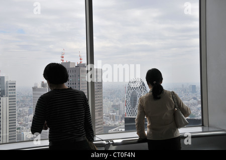 I visitatori che desiderano in vista di Tokyo da osservatorio del Governo Metropolitano di Tokyo la costruzione di Shinjuku Tokyo Giappone Asia Foto Stock