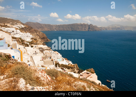 Affacciato su una scogliera cittadina di Oia, sull'isola greca di Santorini, Grecia Foto Stock