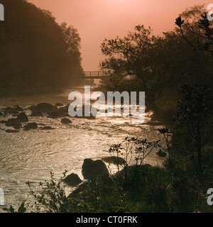 Alba sul Afon Glaslyn Llyn Dinas Nantgwynant Valley, il Parco Nazionale di Snowdonia Gwynedd North Wales UK, tarda primavera. Foto Stock