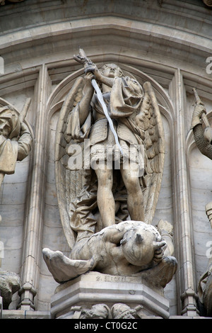 Statua di San Giorgio che uccide il drago sulla facciata dell'Hotel de Ville sulla Grand Place o Grote Markt Bruxelles Bruxelles Foto Stock