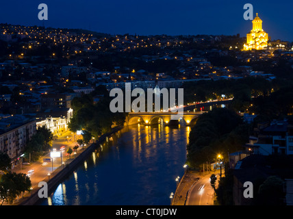 Fiume Kura nella città di Tbilisi (capitale della Repubblica di Georgia) a notte. Foto Stock