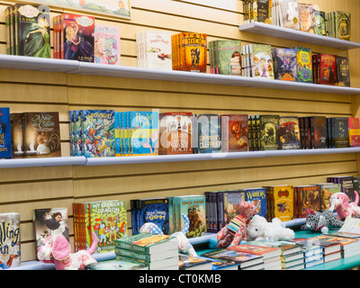 Libro dei bambini sezione, prenota rivenditore, NYC Foto Stock