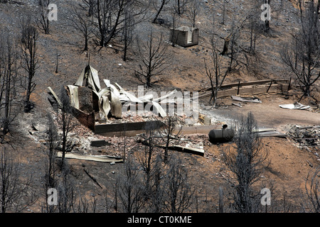 Wildfire e forest fire distrugge 50.000 acri di montagna e cabina zone residenziale nel centro dello Utah. Cavo di legno fuoco. Foto Stock
