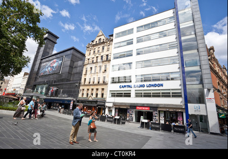 Ogni giorno la vita della città: Leicester Square in una giornata di sole, London, WC2H, England, Regno Unito Foto Stock