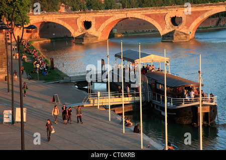 Francia, Midi-Pirenei, Toulouse, Pont Neuf, Fiume Garonne, boat people, Foto Stock