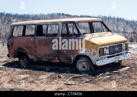 Le conseguenze di un incendio che ha distrutto le case, cabine ed edifici in una zona montuosa dello Utah, Stati Uniti d'America. Foto Stock