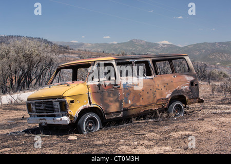 Le conseguenze di un incendio che ha distrutto le case, cabine ed edifici in una zona montuosa dello Utah, Stati Uniti d'America. Foto Stock