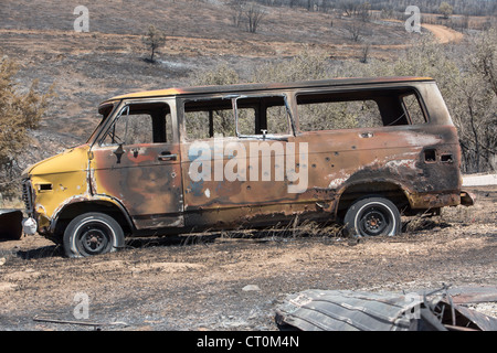 Le conseguenze di un incendio che ha distrutto le case, cabine ed edifici in una zona montuosa dello Utah, Stati Uniti d'America. Foto Stock