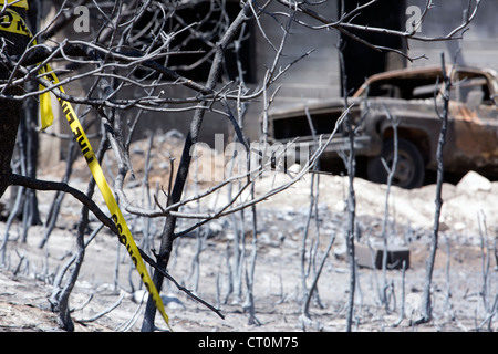 Le conseguenze di un incendio che ha distrutto le case, cabine ed edifici in una zona montuosa dello Utah, Stati Uniti d'America. Foto Stock