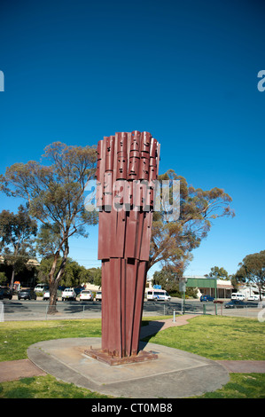 Scultura dell'artista locale Pro Hart nel parco cittadino di fronte Visitor Information Centre in la blenda Street, Broken Hill, Outback NSW Foto Stock