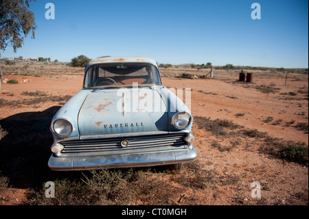 Vintage Vauxhall auto parcheggiate in Silverton, Outback New South Wales, famosa come località di film come Mad Max 2 oder Priscilla Foto Stock