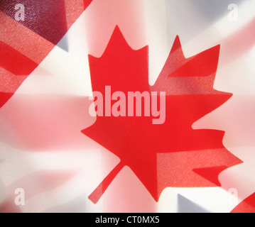 Vista delle bandiere retroilluminati dei due paesi, visto uno dietro all'altro Foto Stock