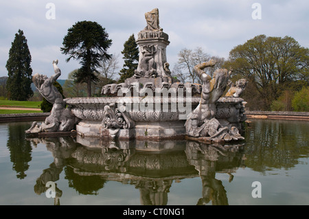 Fontana in giardini formali di Witley Court, i resti di quella che una volta era una grande-country house in Worcestershire, Inghilterra Foto Stock