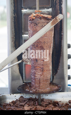 Lo chef Turco slicing Döner Kebab Foto Stock