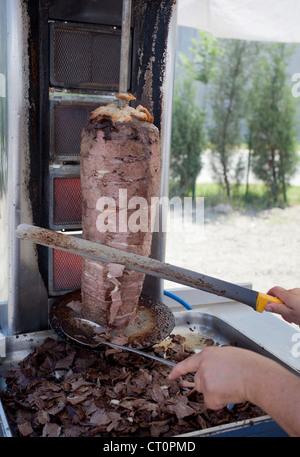 Lo chef Turco slicing Döner Kebab Foto Stock