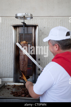Lo chef Turco slicing Döner Kebab Foto Stock