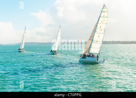 Tre corse di yacht di ogni altro sull'azzurro del mare turchese. Foto Stock