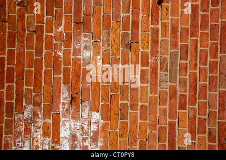 Frammento di vecchio quadrato rosso parete di mattoni. Foto Stock