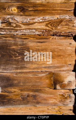 Frammento del vecchio edificio muro fatto di listelli di legno. Foto Stock