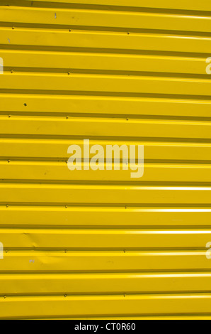 Parete in legno Tavole di colore giallo. Sfondo interessante. Foto Stock