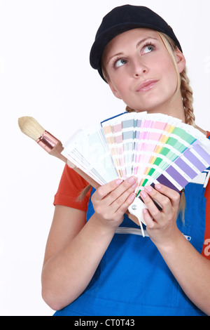 Pittore craftswoman tenendo un grafico a colori Foto Stock