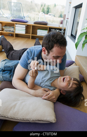 Padre e figlio giocando in salotto Foto Stock