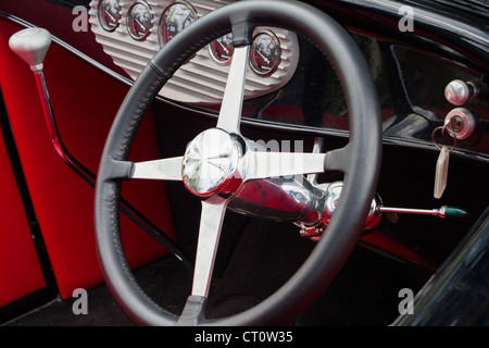 Il driver vista di un'auto d'epoca pronto a guidare Foto Stock