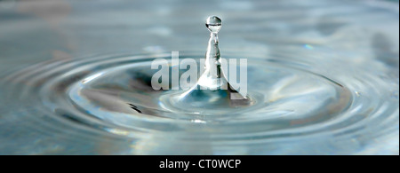 Singola Goccia d'acqua spruzzi in acqua chiara Foto Stock