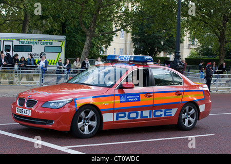 La Metropolitan Police auto sul Mall London Inghilterra England Foto Stock