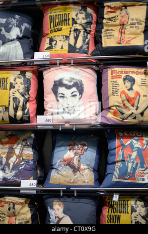 Cuscini colorati decorato con immagini di diciannove anni cinquanta film stelle sul display in un grande magazzino Foto Stock