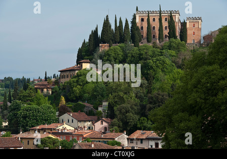 Castel San Pietro, costruito da Giangaleazzo Visconti nel 1398, visto dai giardini del Giardino giusti nel centro di Verona Foto Stock