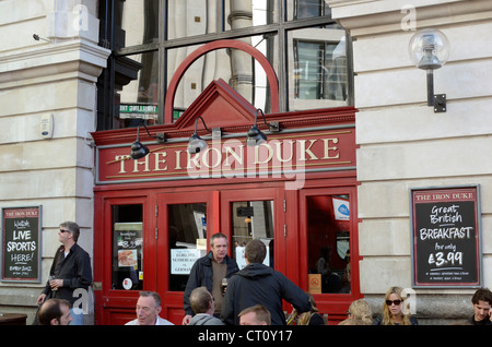 I clienti al di fuori del Duca di ferro pub, la stazione ferroviaria di Victoria, London, Regno Unito Foto Stock