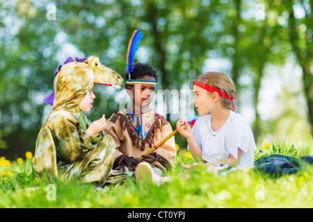 Ragazzi giocare dress up all'aperto Foto Stock