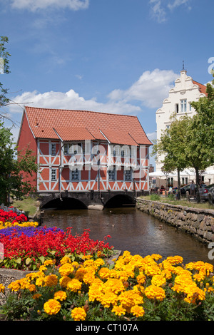 Telaio chiamato casa Gewoelbe costruito sul Fiume Grube, Wismar, Meclemburgo-Pomerania Occidentale, Germania Foto Stock