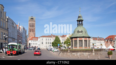 Il campanile della chiesa di San Marien e la piazza del mercato con Wasserkunst, Wismar, Meclemburgo-Pomerania Occidentale, Germania Foto Stock